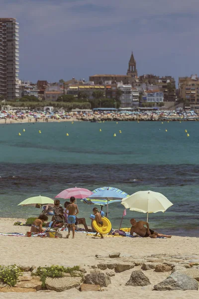 Vida de playa en una pequeña ciudad española Palamos (España, Costa Brava ), — Foto de Stock