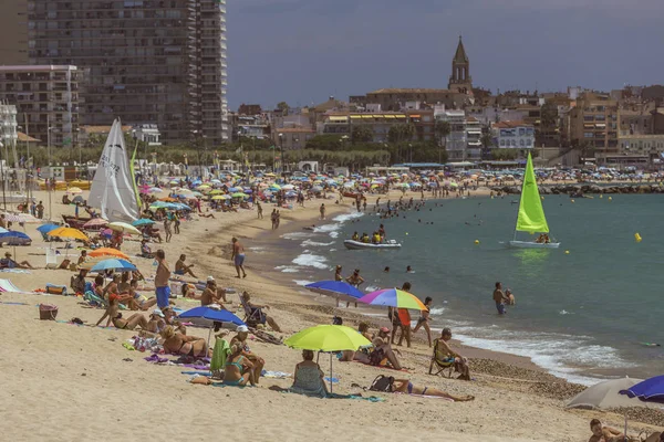 Vida de playa en una pequeña ciudad española Palamos (España, Costa Brava ), — Foto de Stock