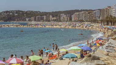 Kumsalları küçük bir kasabasında İspanyol Palamos (İspanya, Costa Brava), 
