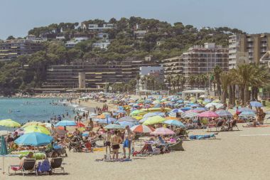 Kumsalları küçük bir kasabasında İspanyol Palamos (İspanya, Costa Brava), 