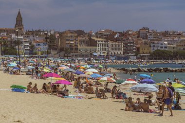 Kumsalları küçük bir kasabasında İspanyol Palamos (İspanya, Costa Brava), 