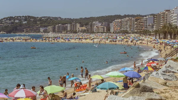 Vida de playa en una pequeña ciudad española Palamos (España, Costa Brava ), — Foto de Stock