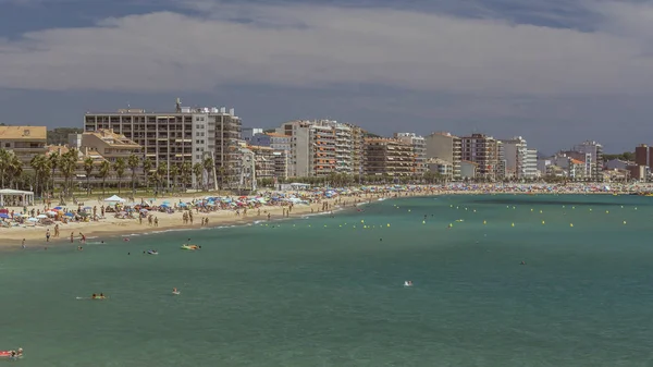 Vida de playa en una pequeña ciudad española Palamos (España, Costa Brava ), — Foto de Stock