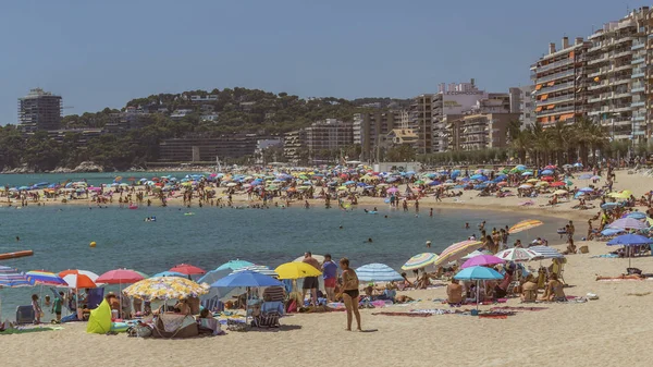 Vida de playa en una pequeña ciudad española Palamos (España, Costa Brava ), — Foto de Stock