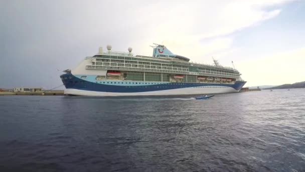 Grand bateau de croisière dans le port de Palamos en Espagne, Tui Discovery, 19 mai 2017 Espagne — Video