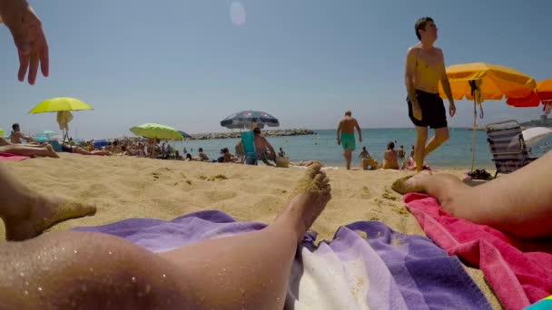 Beach life i en liten spansk stad Palamos (Spanien, Costa Brava), 29 juli 2017, Spanien — Stockvideo