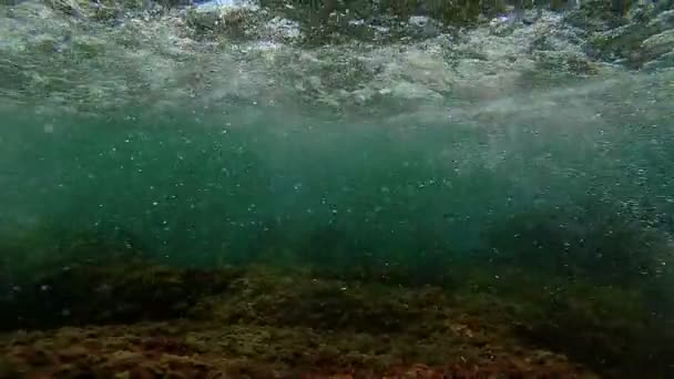 Волны на побережье Испании, замедленная съемка — стоковое видео