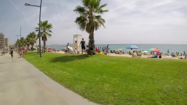 Stranden vid den lilla byn Sant Antoni de Calonge (Costa Brava) i Spanien i en solig sommardag — Stockvideo