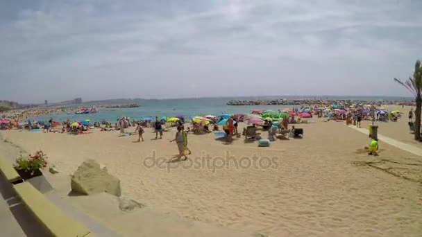 Pantai di desa kecil Sant Antoni de Calonge (Costa Brava) di Spanyol pada hari musim panas yang cerah — Stok Video