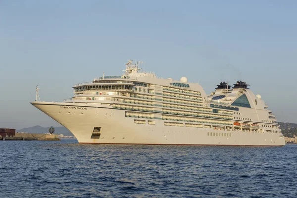 Velké výletní lodi v přístavu Palamos ve Španělsku, Seabourn Encore — Stock fotografie