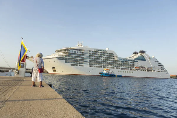 Groot cruiseschip in de haven van Palamos in Spanje, Seabourn Encore — Stockfoto