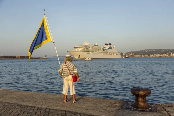 Groot cruiseschip in de haven van Palamos in Spanje, Seabourn Encore — Stockfoto