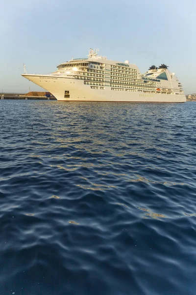 Velké výletní lodi v přístavu Palamos ve Španělsku, Seabourn Encore — Stock fotografie