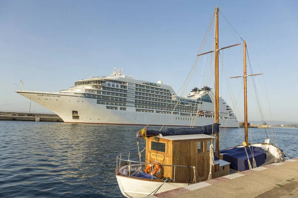 เรือสําราญขนาดใหญ่ในท่าเรือ Palamos ในสเปน Seabourn Encore — ภาพถ่ายสต็อก