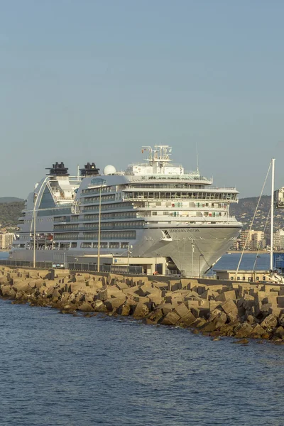 เรือสําราญขนาดใหญ่ในท่าเรือ Palamos ในสเปน Seabourn Encore — ภาพถ่ายสต็อก