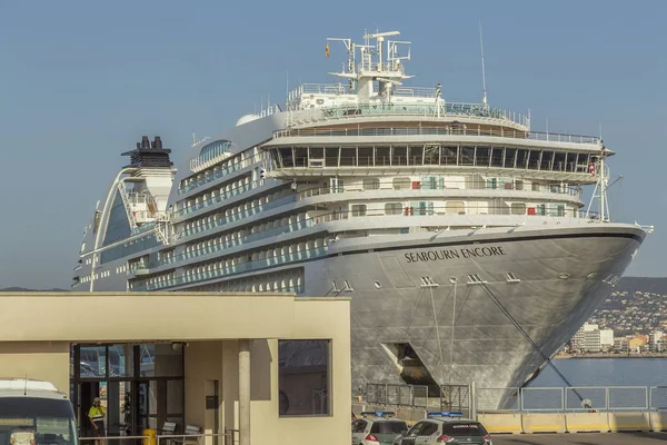 เรือสําราญขนาดใหญ่ในท่าเรือ Palamos ในสเปน Seabourn Encore — ภาพถ่ายสต็อก