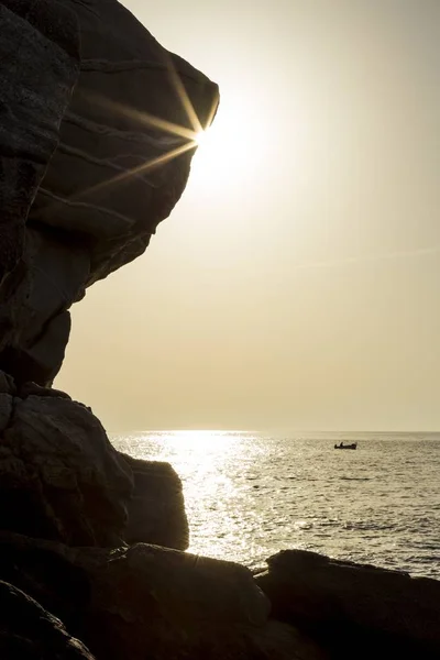 큰 바위들 과 함께 일몰 광경 — 스톡 사진