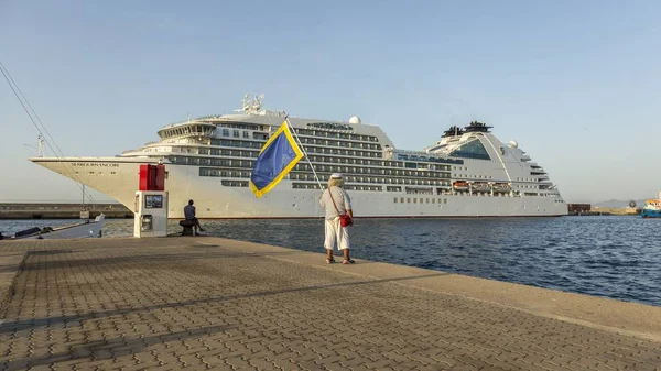 Gran crucero en el puerto de Palamos en España, Seabourn Encore de Bahamas, longitud 210m, pasajeros 592, 04 de agosto, 2017 España — Foto de Stock