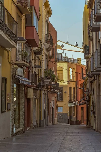 Gamla gatan i en liten spansk stad Palamos i Spanien — Stockfoto