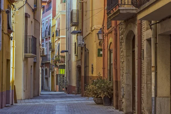 Régi utca egy spanyol kisvárosban Palamos Spanyolországban — Stock Fotó