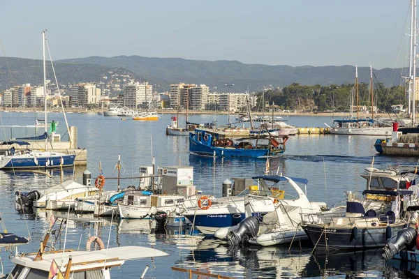 Port Palamos, 25 Temmuz tipik İspanyol tekneler. 2017, İspanya