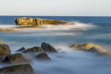 Kayalar, Costa Brava resimden uzun pozlama ile kıyı