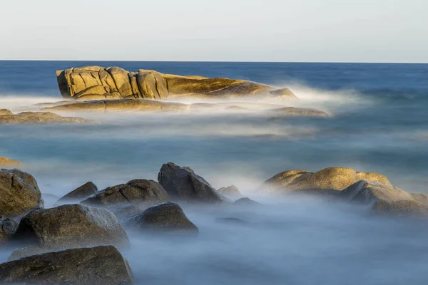 Costa con rocas, foto de larga exposición de la Costa Brava — Foto de Stock