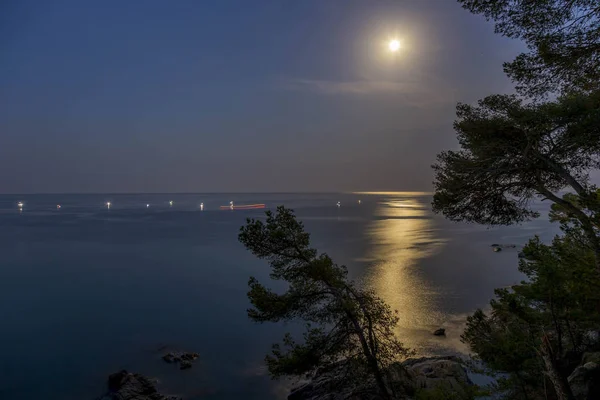 Cena noturna sobre o oceano com lua — Fotografia de Stock