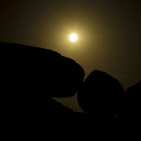 与岩石和月亮的近场面 — 图库照片