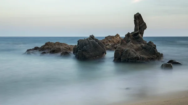 Costa con rocas, foto de larga exposición de la Costa Brava —  Fotos de Stock