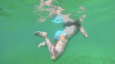 Costa Brava İspanya şeffaf su kurbağalama stil Yüzme genç İspanyol kız