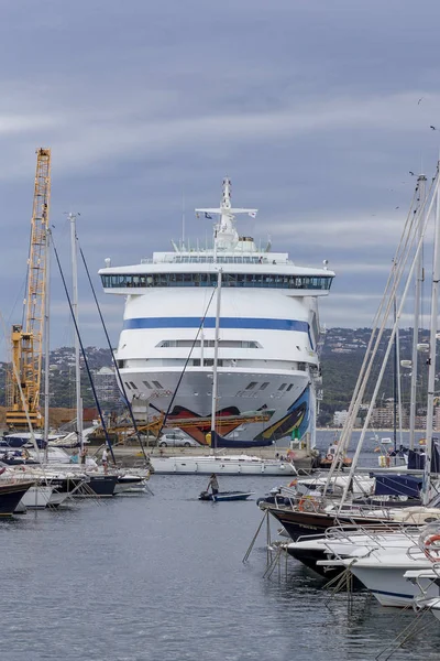 Grande navio de cruzeiro no porto Palamos, na Espanha, Aida Aura — Fotografia de Stock