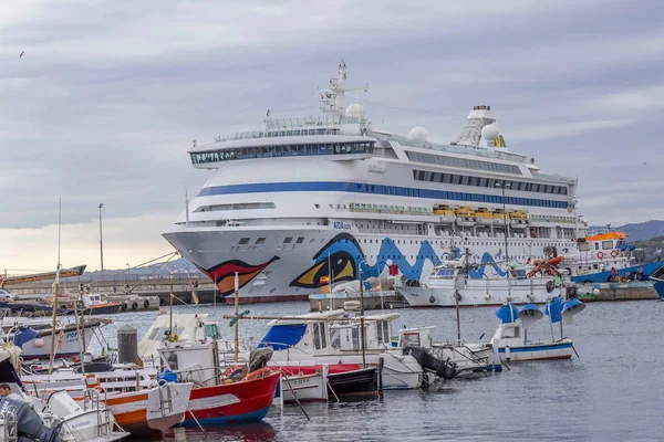 Velké výletní lodi v přístavu Palamos ve Španělsku, Aida Aura — Stock fotografie