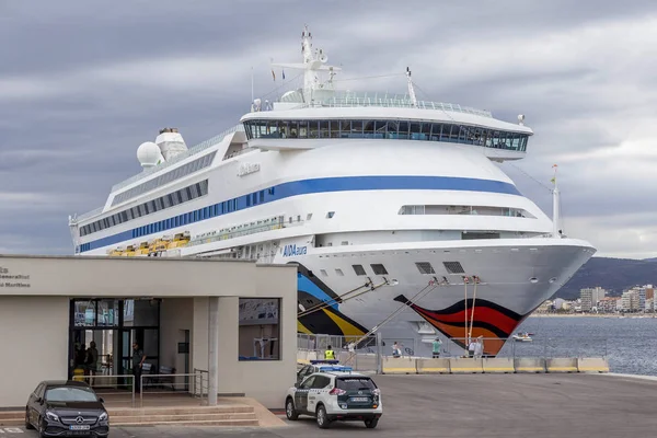 Groot cruiseschip in de haven van Palamos in Spanje, Aida Aura — Stockfoto