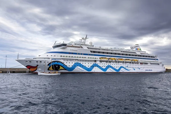 Groot cruiseschip in de haven van Palamos in Spanje, Aida Aura — Stockfoto