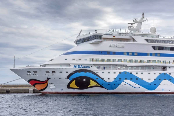 Groot cruiseschip in de haven van Palamos in Spanje, Aida Aura — Stockfoto