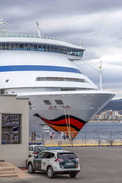 Groot cruiseschip in de haven van Palamos in Spanje, Aida Aura — Stockfoto