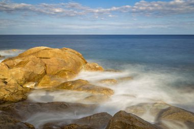 Kayalar, Costa Brava resimden uzun pozlama ile kıyı