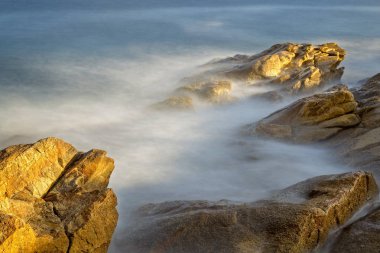 Kayalar, Costa Brava resimden uzun pozlama ile kıyı