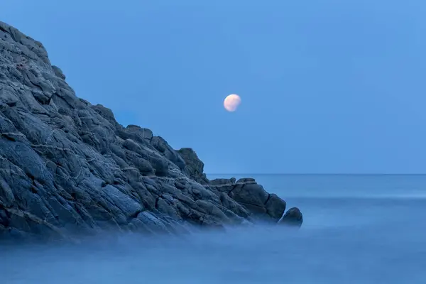Costa con rocce, foto a lunga esposizione dalla Costa Brava, Spai — Foto Stock