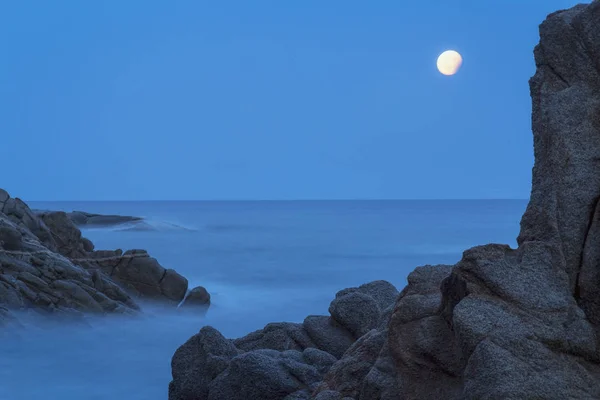 Fotografía costera nocturna con rocas, larga exposición desde Costa —  Fotos de Stock