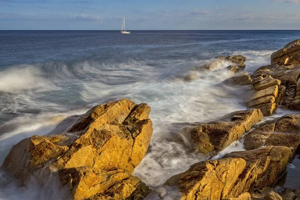 Kayalar, Costa Brava resimden uzun pozlama ile kıyı