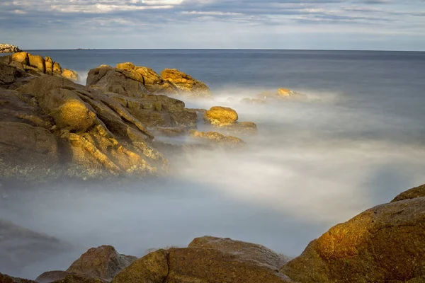 Kayalar, Costa Brava resimden uzun pozlama ile kıyı