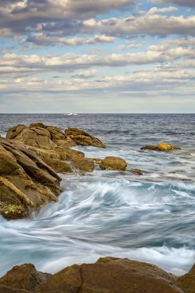 Costa con rocas, foto de larga exposición de la Costa Brava — Foto de Stock