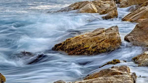 Litoral com rochas, imagem de longa exposição da Costa Brava — Fotografia de Stock