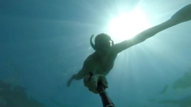 Costa Brava İspanya şeffaf Denizde yüzme genç adam