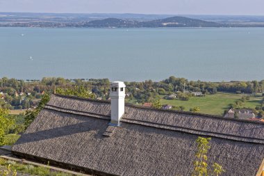 Macaristan'da Balaton Gölü üzerinden manzara