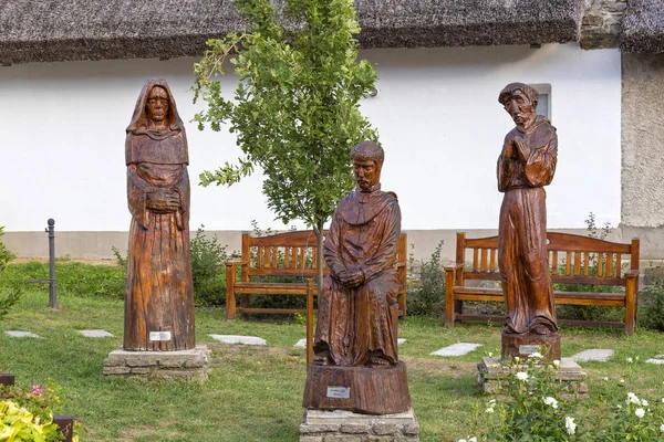 Gyönyörű, faragott szobrok, a magyar falu Tihany — Stock Fotó