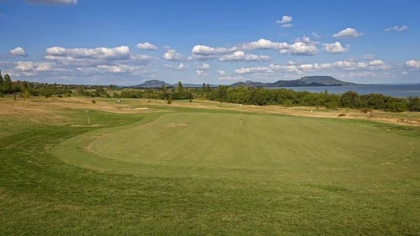 Поле для гольфу поблизу озера Балатон в Угорщині — стокове фото