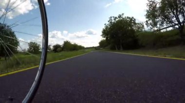 Motorcu bir bisiklet yolu Macaristan